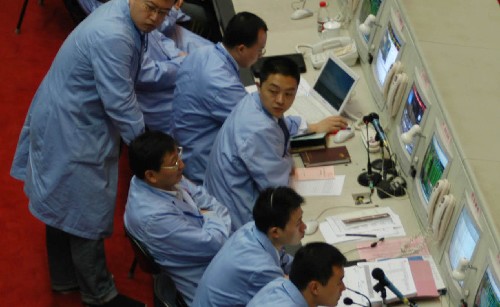 11月5日,科技人員在北京航天飛行控制中心指控大廳內(nèi)精心操作。新華社記者 田兆運 攝