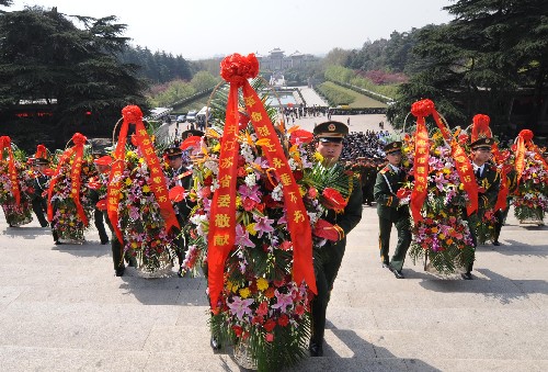江蘇省暨南京市各界憑吊革命先烈 4月3日,武警戰(zhàn)士向雨花臺烈士紀念碑敬獻花籃。 當日,江蘇省暨南京市各界清明憑吊革命先烈大型集會活動在南京雨花臺烈士陵園舉行。江蘇省及南京市社會各界群眾、解放軍官兵、學(xué)校師生等近萬人前來憑吊先烈。 新華社記者 孫參 攝