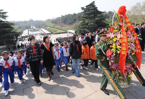 4月3日,學(xué)校師生參加憑吊儀式。新華社記者 孫參 攝