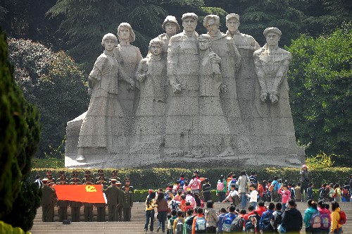 4月3日,社會各界代表參加憑吊儀式。 當日,江蘇省暨南京市各界清明憑吊革命先烈大型集會活動在南京雨花臺烈士陵園舉行。江蘇省及南京市社會各界群眾、解放軍官兵、學(xué)校師生等近萬人前來憑吊先烈。 新華社記者 韓瑜慶 攝