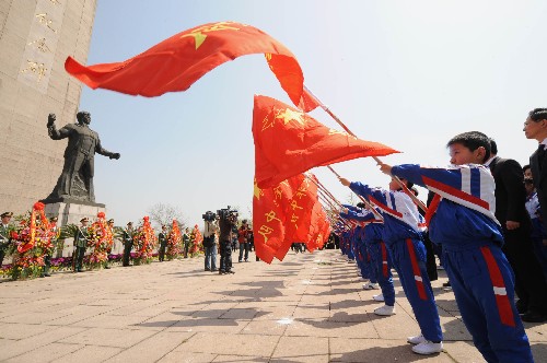 4月3日,學(xué)校師生參加憑吊儀式。 當日,江蘇省暨南京市各界清明憑吊革命先烈大型集會活動在南京雨花臺烈士陵園舉行。江蘇省及南京市社會各界群眾、解放軍官兵、學(xué)校師生等近萬人前來憑吊先烈。 新華社記者 孫參 攝
