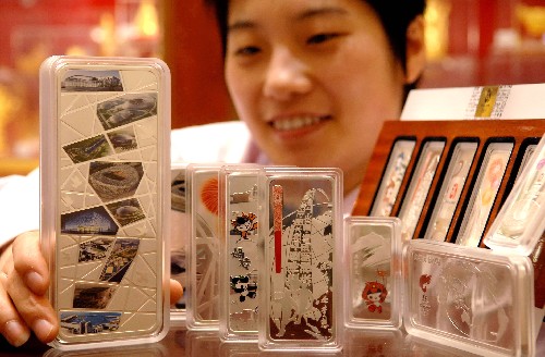 4月22日,北京菜百商場(chǎng)的工作人員展示奧運(yùn)彩色銀條。當(dāng)日,由北京奧組會(huì)授權(quán)、中國(guó)金幣總公司發(fā)行的奧運(yùn)彩色銀條在北京、上海、廣州等地同步發(fā)售。這套奧運(yùn)彩色銀條共有7種規(guī)格,涵蓋了會(huì)徽、場(chǎng)館、吉祥物、開(kāi)幕式、圣火傳遞等重要奧運(yùn)標(biāo)識(shí)及標(biāo)志性事件。 新華社發(fā)