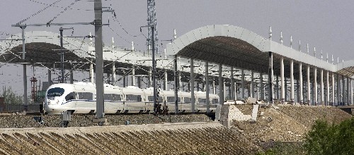 4月23日,沿京津城際鐵路試運(yùn)行的CRH3“和諧號(hào)”動(dòng)車組通過剛剛建成的天津武清區(qū)楊村站,試運(yùn)行時(shí)速達(dá)到260公里左右。4月11日,國產(chǎn)時(shí)速350公里的CRH3“和諧號(hào)”動(dòng)車組在中國北車集團(tuán)唐山軌道客車有限責(zé)任公司下線。目前該車型已經(jīng)進(jìn)入批量生產(chǎn)階段。首批下線的前3列動(dòng)車組將在北京奧運(yùn)會(huì)前馳騁在京津城際鐵路上。預(yù)計(jì)2009年底之前,將有57列陸續(xù)下線投入運(yùn)營。 新華社發(fā)