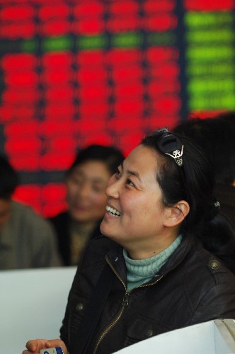 滬深股市漲幅雙雙超9% 4月24日,合肥一股民在一家證券營(yíng)業(yè)部?jī)?nèi)關(guān)注股市行情。 當(dāng)日,滬深股市雙雙放量大漲,上證綜指和深證成指分別報(bào)收于3583.03點(diǎn)和12914.76點(diǎn),較前一交易日上漲9.29%和9.59%。 新華社記者 李健 攝