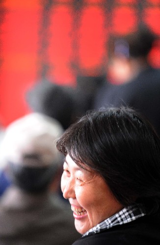 4月24日,股民在北京一家證券交易所關(guān)注股市行情。 當(dāng)日,滬深股市雙雙放量大漲,上證綜指和深證成指分別報(bào)收于3583.03點(diǎn)和12914.76點(diǎn),較前一交易日上漲9.29%和9.59%。 新華社記者 李曉果 攝