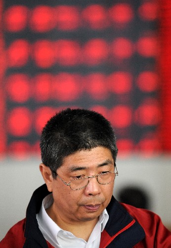 4月24日,一位股民在合肥一家證券營(yíng)業(yè)部關(guān)注股市行情。 當(dāng)日,滬深股市雙雙放量大漲,上證綜指和深證成指分別報(bào)收于3583.03點(diǎn)和12914.76點(diǎn),較前一交易日上漲9.29%和9.59%。 新華社記者 陳曄華 攝
