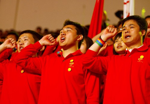 5月4日,志愿者在大會(huì)現(xiàn)場(chǎng)宣誓。當(dāng)日,“微笑北京、志愿奧運(yùn)--北京奧運(yùn)會(huì)、殘奧會(huì)志愿者誓師大會(huì)”在北京工人體育館舉行,中共中央政治局委員、北京市委書記、北京奧組委主席劉淇為北京奧運(yùn)會(huì)、殘奧會(huì)志愿服務(wù)總團(tuán)授旗,標(biāo)志著北京奧運(yùn)會(huì)、殘奧會(huì)志愿者總團(tuán)正式成立。 新華社記者羅曉光攝