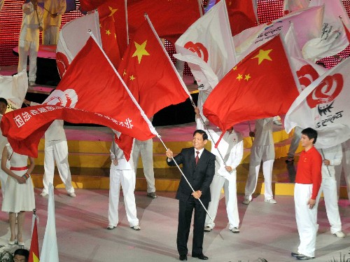 5月4日,“微笑北京、志愿奧運(yùn)――北京奧運(yùn)會(huì)、殘奧會(huì)志愿者誓師大會(huì)”在北京工人體育館隆重舉行。中共中央政治局委員、北京市委書記、北京奧組委主席劉淇為北京奧運(yùn)會(huì)、殘奧會(huì)志愿服務(wù)總團(tuán)授旗。 新華社記者 羅曉光 攝