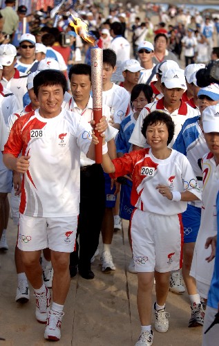 5月4日,最后一棒火炬手成龍(左)和蒲慧芳在天涯海角共同傳遞火炬。當(dāng)日,北京奧運(yùn)會(huì)圣火傳遞活動(dòng)在海南三亞舉行。 新華社記者 趙穎全 攝
