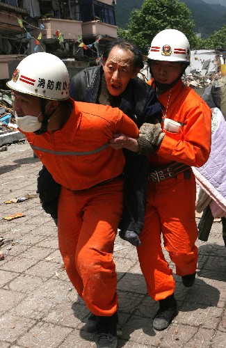 汶川地震)幫助受困老人脫險(xiǎn) 新華社照片,德陽(yáng),2008年5月14日 幫助受困老人脫險(xiǎn) 5月14日,兩名來(lái)自貴州的消防救助隊(duì)員將一位71歲的老人從四川德陽(yáng)一座危險(xiǎn)樓房中背出。 5月12日,四川汶川發(fā)生7.8級(jí)地震,德陽(yáng)市東汽職工家屬樓發(fā)生大面積坍塌,不少人被埋在瓦礫下或困在樓房中。 新華社記者 李明放 攝