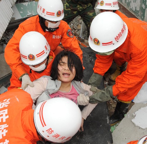 5月14日,來(lái)自重慶的救災(zāi)人員在廢墟中救出幸存者。 目前,全國(guó)各地的救災(zāi)隊(duì)伍正逐步到位,并迅速開(kāi)展各種救災(zāi)工作。 新華社記者 陳?ài)?攝