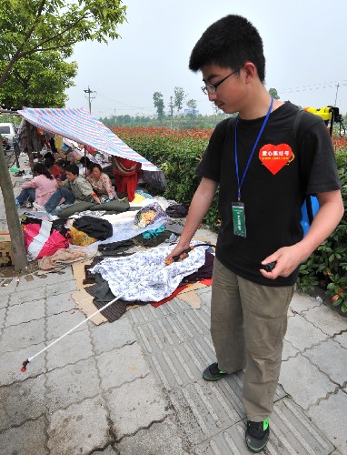5月16日,志愿者樓子楓在四川綿陽(yáng)九洲體育場(chǎng)噴灑消毒水。汶川地震發(fā)生后,來(lái)自各地的志愿者紛紛來(lái)到災(zāi)區(qū),奉獻(xiàn)愛(ài)心,幫助受災(zāi)群眾。 新華社記者 焦衛(wèi)平攝