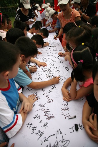 6月25日,來自武漢星光幼兒園的小朋友在中科院武漢植物園舉行的禁毒宣傳活動現(xiàn)場參加禁毒簽名。 當(dāng)日,以“依法禁毒 構(gòu)建和諧”為主題的禁毒宣傳活動在中科院武漢植物園舉行?;顒蝇F(xiàn)場銷毀了繳獲的冰毒、K粉、搖頭丸等毒品90余公斤,同時,還進(jìn)行了禁毒簽名、禁毒教育展等系列活動。 新華社發(fā)(王振武 攝)