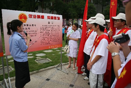 6月25日,公安干警在中科院武漢植物園舉行的禁毒宣傳活動現(xiàn)場為青年志愿者講解禁毒知識。 當(dāng)日,以“依法禁毒 構(gòu)建和諧”為主題的禁毒宣傳活動在中科院武漢植物園舉行?;顒蝇F(xiàn)場銷毀了繳獲的冰毒、K粉、搖頭丸等毒品90余公斤,同時,還進(jìn)行了禁毒簽名、禁毒教育展等系列活動。 新華社發(fā)(王振武 攝)