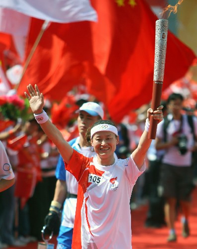 6月25日,火炬手王朝麗在進(jìn)行傳遞。當(dāng)日,北京奧運(yùn)會(huì)圣火在山西平遙傳遞。 新華社記者邢廣利攝