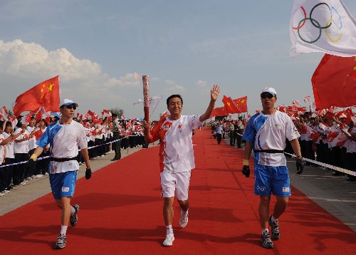 6月25日,最后一棒火炬手王建忠在進(jìn)行傳遞。新華社記者安治平攝