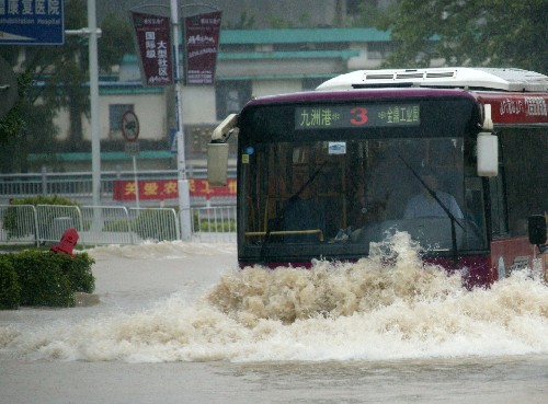 6月25日,在珠海市區(qū),公交車在積水中行駛。 今年第6號(hào)熱帶風(fēng)暴“風(fēng)神”在深圳登陸后,一路向北移動(dòng),受其影響,至25日14時(shí),珠江三角洲南部和粵西沿海出現(xiàn)了暴雨到大暴雨。 新華社發(fā)