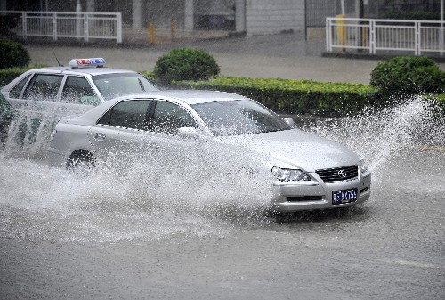 6月25日,車輛在積水嚴(yán)重的107國道深圳寶安段行駛。當(dāng)日清晨,2008年第6號(hào)強(qiáng)熱帶風(fēng)暴“風(fēng)神”減弱為熱帶風(fēng)暴,并于5時(shí)30分在深圳葵涌沿海地區(qū)登陸,登陸時(shí)中心附近最大風(fēng)力9級(jí)。深圳氣象局在全市陸地及海區(qū)發(fā)布臺(tái)風(fēng)黃色預(yù)警信號(hào),全市中小學(xué)停課。 新華社記者 劉大偉 攝