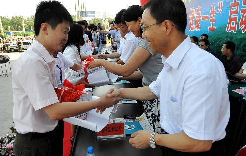 6月25日,企業(yè)職工代表領(lǐng)取禁毒宣傳書籍、資料。 當(dāng)日,銀川市舉辦以“遠(yuǎn)離毒品,健康一生”為主題的禁毒宣傳活動。在活動現(xiàn)場集中銷毀繳獲的冰毒、K粉、搖頭丸等毒品330千克,并為各企業(yè)職工發(fā)放禁毒宣傳書籍、資料。 新華社記者 王鵬 攝