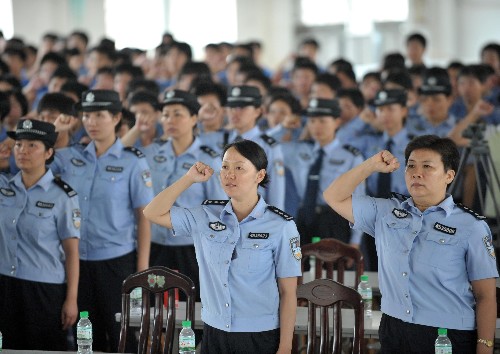 6月26日,在廣西南寧市廣西壯族自治區(qū)女子勞動教養(yǎng)管理所,民警和勞教人員在宣誓。 當日是“6·26”國際禁毒日,廣西壯族自治區(qū)女子勞動教養(yǎng)管理所舉行以“依法禁毒,構建和諧”為主題的禁毒宣傳活動,通過圖片展示、拒毒宣誓、簽名等活動,幫助勞教人員認識毒品的危害。 新華社記者 周華 攝