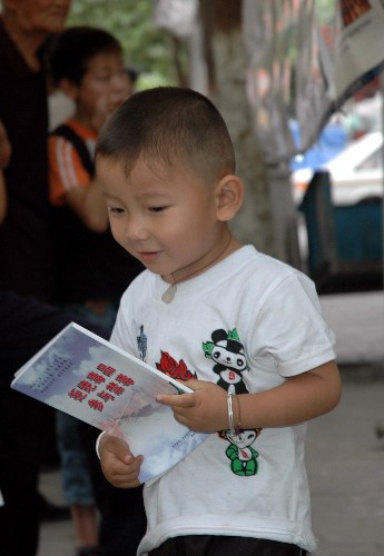 6月26日,甘肅隴南市武都區(qū)的一位小朋友領到禁毒宣傳書籍。 當日是“6·26”國際禁毒日,正全力抗震救災的甘肅省隴南市武都區(qū)公安部門,抽調人員舉辦禁毒宣傳展覽,吸引了眾多市民前來觀看。 新華社記者 屠國璽 攝