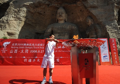 6月26日,奧運(yùn)火炬手穆勇峰點(diǎn)燃圣火盆。當(dāng)日,北京奧運(yùn)圣火在山西大同傳遞。 新華社記者江宏景攝