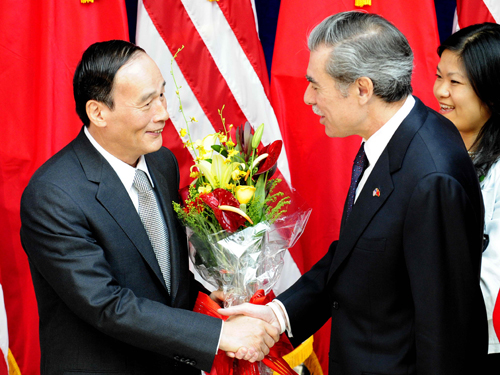 第19屆中美商貿(mào)聯(lián)委會(huì)在洛杉磯舉行 9月16日,正在美國(guó)洛杉磯出席第19屆中美商貿(mào)聯(lián)委會(huì)的中國(guó)國(guó)務(wù)院副總理王岐山(左)與美國(guó)商務(wù)部部長(zhǎng)古鐵雷斯在會(huì)談前握手。當(dāng)日,第19屆中美商貿(mào)聯(lián)委會(huì)在美國(guó)洛杉磯市尼克松圖書(shū)館舉行。中國(guó)國(guó)務(wù)院副總理王岐山出席,并與美國(guó)商務(wù)部部長(zhǎng)古鐵雷斯和貿(mào)易代表施瓦布共同主持會(huì)議,美國(guó)農(nóng)業(yè)部部長(zhǎng)謝弗參加。 新華社記者張巖攝