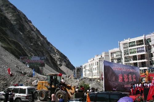 汶川縣城區(qū)重大地質(zhì)災(zāi)害防治工程正式啟動(dòng) 9月18日,汶川縣城區(qū)重大地質(zhì)災(zāi)害防治工程啟動(dòng)儀式在汶川縣威州鎮(zhèn)一處較大的山體滑坡隱患點(diǎn)旁舉行。 當(dāng)日,汶川縣城區(qū)重大地質(zhì)災(zāi)害防治工程正式啟動(dòng),將對(duì)汶川縣城周邊數(shù)十處重大地質(zhì)災(zāi)害隱患進(jìn)行治理,確保群眾安居和災(zāi)區(qū)重建。 新華社記者 黃堃 攝