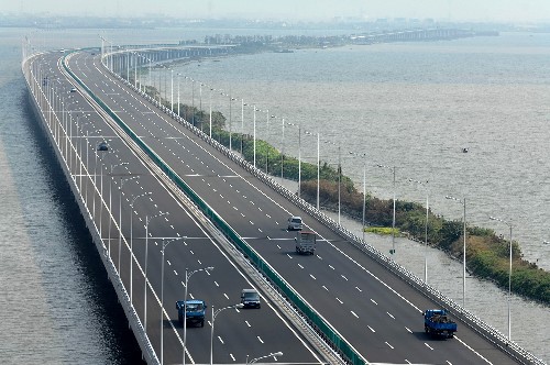 聯(lián)網(wǎng)暢通 江蘇高速公路密度居全國各省區(qū)之首 10月17日,寧常(南京—常州)高速公路滆湖大橋。 江蘇省高速公路建設(shè)自1996年滬寧高速公路江蘇段正式通車為起點(diǎn),科學(xué)規(guī)劃,跨越式發(fā)展,目前已經(jīng)進(jìn)入了加快完善網(wǎng)絡(luò)、提升整體效能的新階段。首輪規(guī)劃的“四縱四橫四聯(lián)”高速公路網(wǎng)絡(luò)主骨架已全面建成。截至目前,全省高速公路通車總里程達(dá)到3725公里,密度為每百平方公里3.63公里,居全國各省區(qū)之首,并在全國率先實(shí)現(xiàn)了高速公路聯(lián)網(wǎng)暢通。 新華社記者 韓瑜慶 攝