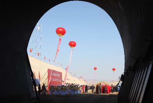 新疆鐵路建設(shè)進(jìn)入“黃金期” 奎北鐵路惟一隧道全線貫通 10月31日,新疆奎北鐵路巴音努魯隧道全線貫通,貫通慶典儀式在隧道入口處舉行。 地處新疆和布克賽爾蒙古自治縣境內(nèi)的巴音努魯隧道全長2390米,是縱貫準(zhǔn)噶爾盆地的新疆奎北鐵路的惟一一條隧道。隨著中國西部大開發(fā)戰(zhàn)略的實(shí)施,新疆鐵路建設(shè)迎來一個“黃金期”,目前新疆有奎北鐵路等6條鐵路同時在建。 新華社發(fā)(張文成 攝)