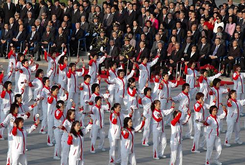 12月20日,澳門市民跳起“鼓樂顯升平、舞動添喜慶”健身操。 當日,澳門特區(qū)政府在金蓮花廣場舉行隆重的升旗儀式,慶祝澳門回歸祖國9周年。 新華社記者 劉衛(wèi)國攝