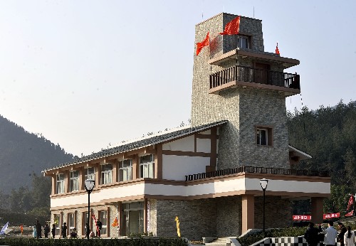 1月14日拍攝的具有濃郁羌族風(fēng)格的文化站。日前,北川羌族自治縣香泉鄉(xiāng)場(chǎng)鎮(zhèn)竣工并交付使用,結(jié)束了這個(gè)鄉(xiāng)長(zhǎng)期沒(méi)有場(chǎng)鎮(zhèn)的歷史。這是四川地震災(zāi)區(qū)首個(gè)通過(guò)驗(yàn)收并交付使用的異地重建項(xiàng)目。 新華社記者 朱崢 攝