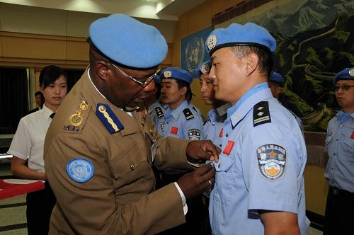 中國駐蘇丹維和警察獲頒勛章 1月15日,在位于蘇丹首都喀土穆的中國駐蘇丹大使館,聯(lián)合國駐蘇丹特派團(tuán)警察部隊(duì)特派員穆諾里亞瓦(左)向中國維和警察頒發(fā)勛章。聯(lián)合國駐蘇丹特派團(tuán)當(dāng)日向中國駐蘇丹維和警察頒發(fā)“聯(lián)合國勛章”,以表彰他們認(rèn)真履行維和使命并做出杰出貢獻(xiàn)。 新華社記者邵杰攝