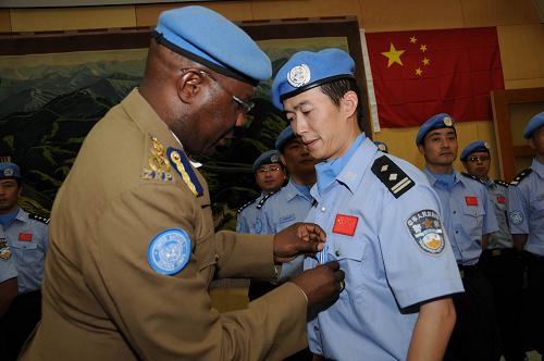1月15日,在位于蘇丹首都喀土穆的中國駐蘇丹大使館,聯(lián)合國駐蘇丹特派團(tuán)警察部隊(duì)特派員穆諾里亞瓦(左)向中國維和警察頒發(fā)勛章。聯(lián)合國駐蘇丹特派團(tuán)當(dāng)日向中國駐蘇丹維和警察頒發(fā)“聯(lián)合國勛章”,以表彰他們認(rèn)真履行維和使命并做出杰出貢獻(xiàn)。 新華社記者邵杰攝
