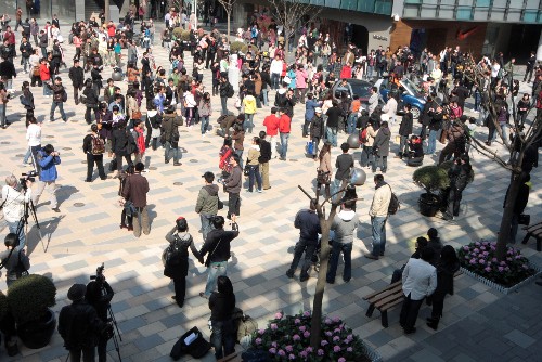 網(wǎng)友“定格”支持“地球一小時(shí)” 3月28日,一些網(wǎng)友在北京三里屯參加“定格”活動(dòng)。 當(dāng)天,一些網(wǎng)友自發(fā)組織在北京三里屯舉行“百人大定格”活動(dòng),以定格3至5分鐘的形式支持“地球一小時(shí)”活動(dòng)。 新華社發(fā)(吳長(zhǎng)青 攝)