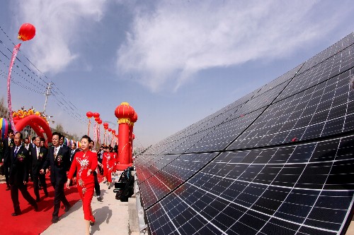 國內(nèi)首座大型太陽能光伏高壓并網(wǎng)電站在青海建成發(fā)電 4月16日,嘉賓在參觀國內(nèi)首座大型太陽能光伏高壓并網(wǎng)電站。 當(dāng)日,國內(nèi)首座大型太陽能光伏高壓并網(wǎng)電站在青海省西寧市舉行竣工典禮并運(yùn)行發(fā)電,這標(biāo)志著青海省太陽能光伏發(fā)電并入城市電網(wǎng)技術(shù)達(dá)到了國際先進(jìn)水平。這座光伏高壓并網(wǎng)電站位于西寧市經(jīng)濟(jì)技術(shù)開發(fā)區(qū),占地面積15畝,安裝太陽能電池組件300千瓦,年發(fā)電量可達(dá)45萬千瓦時(shí)。 新華社記者 楊壽德 攝