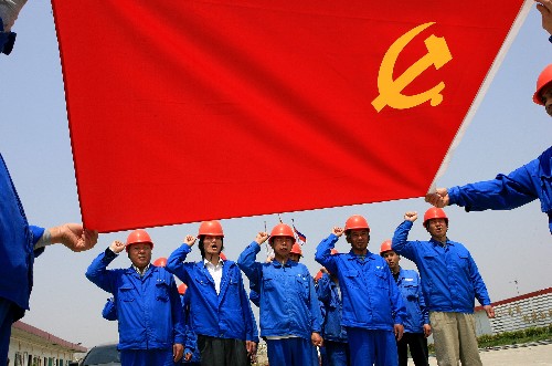 支部建在工地上 “陽(yáng)光”播撒農(nóng)民工 4月16日,一些農(nóng)民工黨員在工地黨支部開(kāi)展的科學(xué)發(fā)展觀教育中重溫入黨誓詞。 自2002年進(jìn)駐上海國(guó)際航運(yùn)中心洋山深水港建設(shè)工地以來(lái),來(lái)自安徽巢湖地區(qū)的申巢力源開(kāi)發(fā)有限公司在建筑工地上成立了流動(dòng)黨支部,讓農(nóng)民工黨員“離鄉(xiāng)不離黨,流動(dòng)不流失”,施工隊(duì)伍中的黨員帶動(dòng)周?chē)霓r(nóng)民工兄弟團(tuán)結(jié)在黨支部周?chē)e極參加黨支部開(kāi)展的“陽(yáng)光工程”培訓(xùn)活動(dòng),通過(guò)夜校講座、圖書(shū)閱覽等方式,提高業(yè)務(wù)技能和基本素質(zhì)。公司為每位農(nóng)民工辦理了人身意外保險(xiǎn)、工傷保險(xiǎn)等社會(huì)保險(xiǎn),增加農(nóng)民工的抗風(fēng)險(xiǎn)能力,為進(jìn)城務(wù)工的農(nóng)民兄弟撐起更亮、更寬的“藍(lán)天”。 新華社記者 陳飛攝