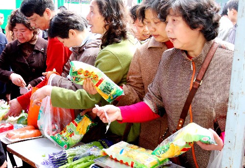 蘇州舉辦農(nóng)副產(chǎn)品名優(yōu)商品展銷會(huì) 4月17日,蘇州市民在一家農(nóng)產(chǎn)品基地參展攤位前選購綠色無公害產(chǎn)品。當(dāng)日,2009年蘇州農(nóng)副產(chǎn)品名優(yōu)商品展銷會(huì)開幕,近180家企業(yè)參展,展出名特優(yōu)農(nóng)副產(chǎn)品、干鮮果品、糧油食品及地方特色風(fēng)味小吃等千余種。 新華社發(fā)(王建中 攝)