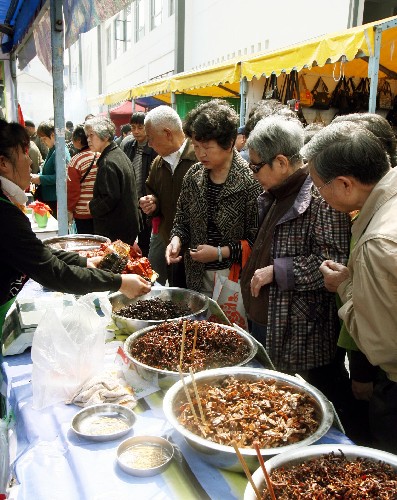 4月17日,市民在2009年蘇州農(nóng)副產(chǎn)品名優(yōu)商品展銷會(huì)上挑選食品。當(dāng)日,2009年蘇州農(nóng)副產(chǎn)品名優(yōu)商品展銷會(huì)開幕,近180家企業(yè)參展,展出名特優(yōu)農(nóng)副產(chǎn)品、干鮮果品、糧油食品及地方特色風(fēng)味小吃等千余種。 新華社發(fā)(杭興微 攝)