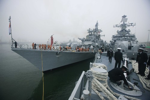 印度海軍“孟買”號(hào)導(dǎo)彈驅(qū)逐艦和“蘭維爾”號(hào)導(dǎo)彈驅(qū)逐艦抵達(dá)青島 4月19日,參加紀(jì)念中國(guó)人民解放軍海軍成立60周年多國(guó)海軍活動(dòng)的印度海軍“孟買”號(hào)導(dǎo)彈驅(qū)逐艦和“蘭維爾”號(hào)導(dǎo)彈驅(qū)逐艦抵達(dá)青島港。 新華社記者 查春明攝