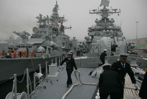 4月19日,參加紀(jì)念中國(guó)人民解放軍海軍成立60周年多國(guó)海軍活動(dòng)的印度海軍“孟買”號(hào)導(dǎo)彈驅(qū)逐艦和“蘭維爾”號(hào)導(dǎo)彈驅(qū)逐艦抵達(dá)青島港。 新華社記者 王建民攝