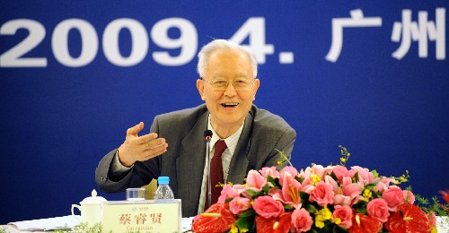 4月22日,中科院工程熱物理研究所研究員、中國科學(xué)院院士蔡睿賢在會上介紹情況。 當(dāng)日,全國院士專家咨詢服務(wù)團(tuán)在廣州舉行企業(yè)對接會。“院士專家咨詢服務(wù)活動”由中組部、國家發(fā)改委、人力資源和社會保障部、農(nóng)業(yè)部、中國科學(xué)院、中國社會科學(xué)院、中國工程院、銀監(jiān)會等8家單位聯(lián)合組織開展。此活動分成2路,一路側(cè)重應(yīng)對國際金融危機影響,先后到江蘇、廣東、浙江三?。涣硪宦穫?cè)重破解“三農(nóng)”難題,先后到河南、湖南、安徽三省。 新華社記者 陳曄華 攝