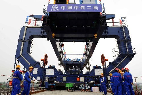 成都至都江堰鐵路鋪架工程進(jìn)入全面施工階段 4月22日,在四川郫縣安德鎮(zhèn),成都至都江堰鐵路Ⅱ標(biāo)段680多噸的首片箱梁正在架設(shè)。 當(dāng)日,由中鐵二局承建的成都至都江堰鐵路Ⅱ標(biāo)段的首片箱梁在郫縣安德鎮(zhèn)進(jìn)行了成功架設(shè),這標(biāo)志著成都至都江堰鐵路工程由線下工程轉(zhuǎn)入橋梁鋪架,工程全面進(jìn)入攻堅階段。成都至都江堰鐵路工程是鐵道部與四川省簽訂的第一個災(zāi)后重建大型基建項目,全長65.5公里,計劃于2010年5月建成通車。 新華社記者 陳凱 攝