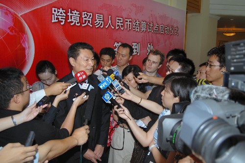 上海舉行跨境貿易人民幣結算試點啟動儀式 7月6日,在上海舉行的跨境貿易人民幣結算試點啟動儀式現(xiàn)場,中國人民銀行副行長蘇寧接受媒體采訪。 跨境貿易人民幣結算試點6日在上海正式啟動。中國銀行上海分行、交通銀行上海分行分別完成了第一筆由內地企業(yè)出口香港、貿易貨款經中銀香港匯入內地的跨境貿易人民幣匯入匯款業(yè)務,以及第一筆跨境貿易人民幣匯出匯款業(yè)務,結算資金已順利到位。 新華社發(fā)(朱嵐 攝)