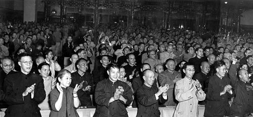 1954年9月20日,第一屆全國人大一次會議通過、頒布了《中華人民共和國憲法》。圖為報告投票表決結(jié)果時,全體代表起立熱烈鼓掌(資料照片)。1954年的《中華人民共和國憲法》是中國歷史上第一部社會主義憲法,也是一部真正體現(xiàn)人民民主精神的憲法。它包括序言、總綱、國家機構(gòu)、人民的基本權(quán)利和義務等4章,共106條?!吨腥A人民共和國憲法》的誕生,使人民有了自己的憲法,為發(fā)揚社會主義民主和建立社會主義法制奠定了初步基礎。新華社發(fā)
