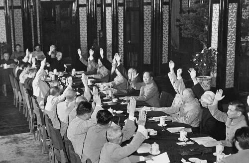 1954年6月14日,中央人民政府委員會第30次會議通過《中華人民共和國憲法草案》和關(guān)于公布憲法草案的決議。憲法草案于同日公布。圖為出席會議的全體委員舉手通過中華人民共和國憲法草案(資料照片)。 1954年的《中華人民共和國憲法》是中國歷史上第一部社會主義憲法,也是一部真正體現(xiàn)人民民主精神的憲法。它包括序言、總綱、國家機構(gòu)、人民的基本權(quán)利和義務等4章,共106條。《中華人民共和國憲法》的誕生,使人民有了自己的憲法,為發(fā)揚社會主義民主和建立社會主義法制奠定了初步基礎。 新華社發(fā)
