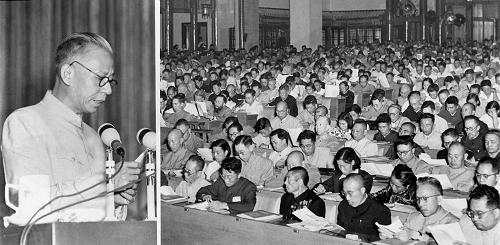 1954年9月15日,中華人民共和國第一屆全國人民代表大會第一次會議在北京懷仁堂開幕。圖為中華人民共和國憲法起草委員會委員劉少奇在會議上作《關(guān)于中華人民共和國憲法草案的報告》(拼版資料照片)。 1954年的《中華人民共和國憲法》是中國歷史上第一部社會主義憲法,也是一部真正體現(xiàn)人民民主精神的憲法。它包括序言、總綱、國家機構(gòu)、人民的基本權(quán)利和義務等4章,共106條?!吨腥A人民共和國憲法》的誕生,使人民有了自己的憲法,為發(fā)揚社會主義民主和建立社會主義法制奠定了初步基礎。 新華社發(fā)