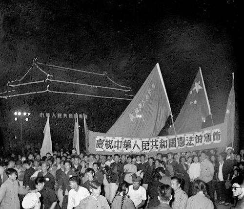 1954年9月21日,首都群眾聚集天安門廣場慶祝中華人民共和國憲法的誕生(資料照片)。 1954年的《中華人民共和國憲法》是中國歷史上第一部社會主義憲法,也是一部真正體現(xiàn)人民民主精神的憲法。它包括序言、總綱、國家機構(gòu)、人民的基本權(quán)利和義務等4章,共106條?!吨腥A人民共和國憲法》的誕生,使人民有了自己的憲法,為發(fā)揚社會主義民主和建立社會主義法制奠定了初步基礎。 新華社發(fā)