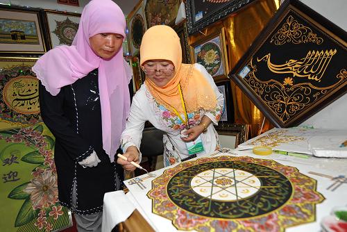 8月17日,參展商(右)在展會(huì)上展示穆斯林掐絲畫制作工藝。 當(dāng)日,中國(寧夏)第二屆回商大會(huì)清真食品穆斯林用品展在寧夏回族自治區(qū)吳忠市開幕。活動(dòng)吸引了89家國內(nèi)外企業(yè)參加,為清真食品、穆斯林用品企業(yè)搭建起交流平臺(tái)。 目前,吳忠市清真食品、穆斯林用品企業(yè)達(dá)14萬家,2008年實(shí)現(xiàn)產(chǎn)值75億元,同比增長13.6%,產(chǎn)品遠(yuǎn)銷東南亞、中東、香港等地。 新華社記者王鵬 攝
