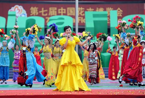 9月26日,著名歌手譚晶在第七屆中國花卉博覽會開幕式上演唱。 當(dāng)日,第七屆中國花卉博覽會開幕式在北京舉行,1300多家海內(nèi)外知名花卉企業(yè)踴躍參展。中國花卉博覽會始辦于1987年,是中國目前規(guī)模最大、檔次最高、影響最廣的國家級花事盛會,旨在集中展示中國花卉產(chǎn)業(yè)成果,促進(jìn)中外花卉產(chǎn)業(yè)交流與合作。本屆花博會將持續(xù)到10月5日。 新華社記者 羅曉光 攝